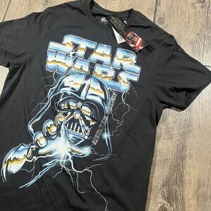 Star Wars Darth Vader T-Shirt Mens Small‎ Black Lightning In Hand Metal Logo New